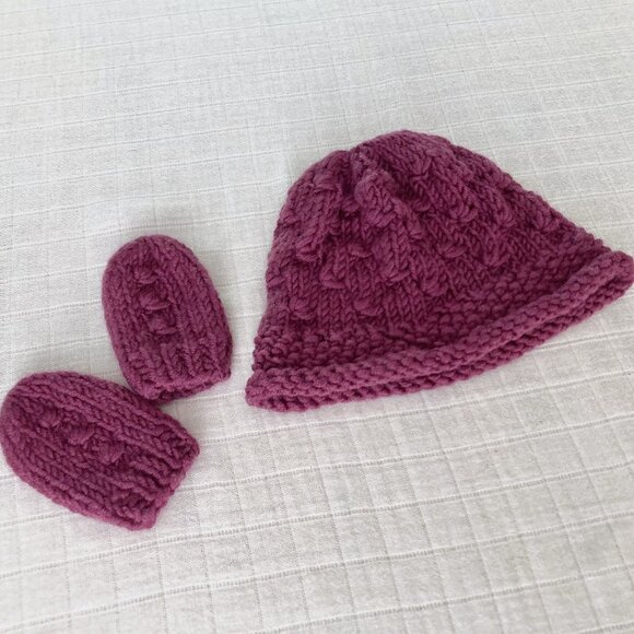 Handmade 🇨🇦 Hand Knit Baby Hat and Mittens Set 0-6M - Picture 1 of 3